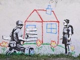 En meşhur sokak sanatçısı Banksy'den duvar resimleri...