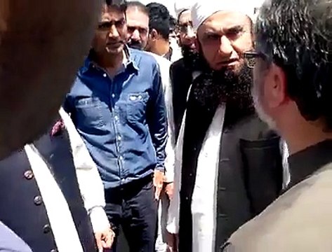 Maulana Tariq Jameel Angry on University of Central Punjab's Management for not allowing his lecture inside campus