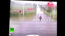 Run! Chinese motorist darts from oncoming accident with cargo truck