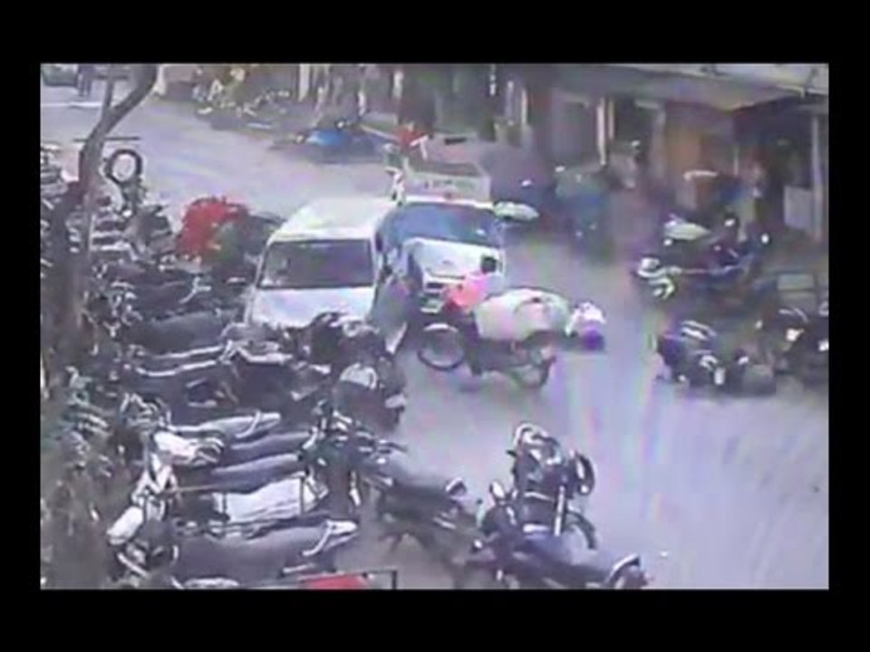 CCTV: one dead In Ambulance Accident In Surat, Three Injured