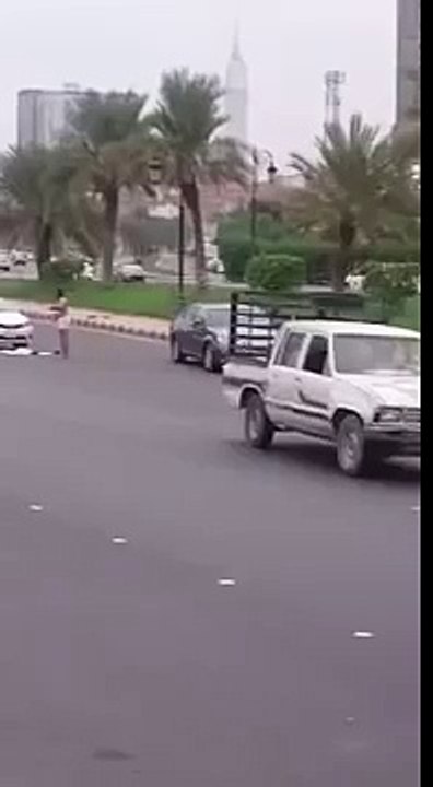 سعودي يخلع ملابسه وسط الطريق اعتراضاً على دورية مرور