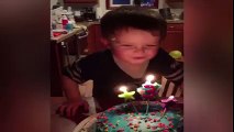 Impossible de souffler ces foutues bougies! Pauvre gamin