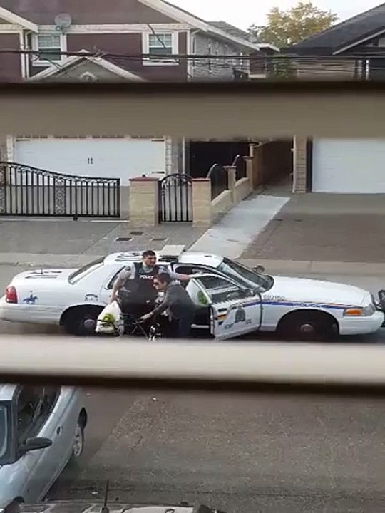 Un policier américain aide une mamie handicapée à faire ses courses