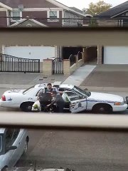 Un policier américain aide une mamie handicapée à faire ses courses