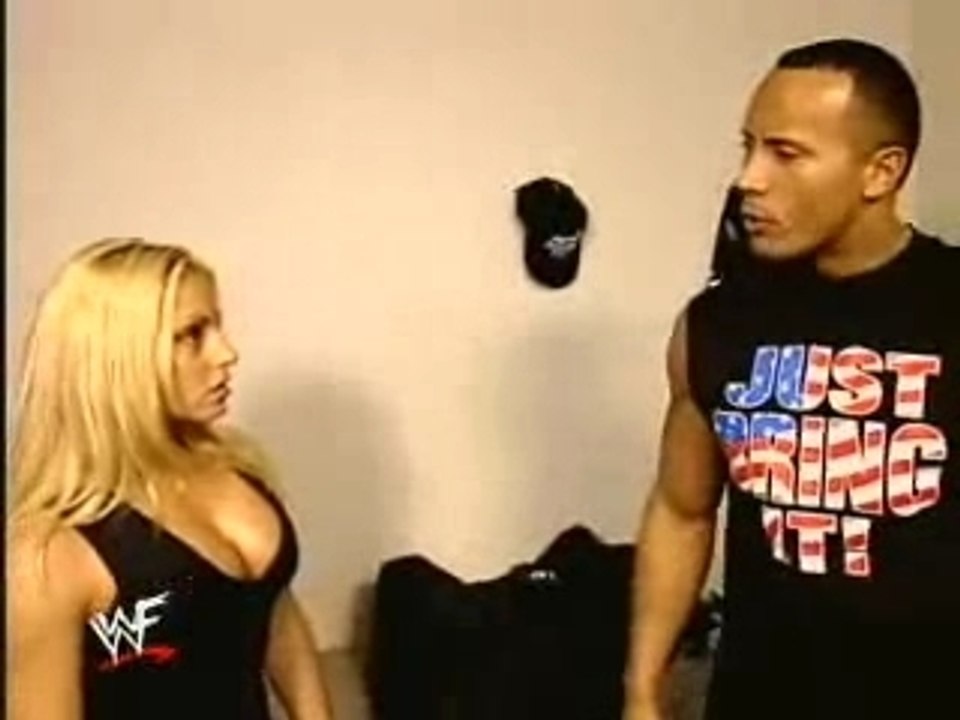 The Rock embrasse Trish Stratus