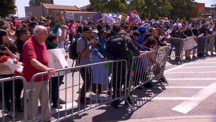Californie : Donald Trump accueilli par un millier de manifestants en colère - Le 30/04/2016 à 10h00
