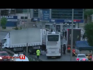 E-5'i kilitleyen kazada otobüs şoförü sıkıştı