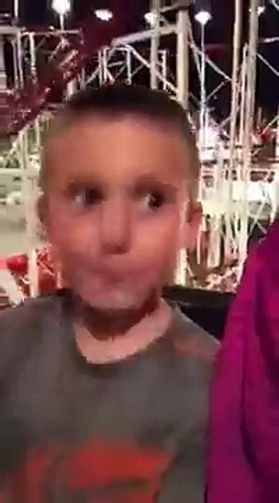 Un papa sauve son fils dans une montagne russe quand la ceinture lâche !