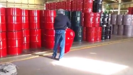 Скачать видео: Transporter des barils en le faisant rouler sur la tranche.. Malin !