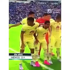 Chụp ảnh kỷ niệm đá bóng bị ông bạn troll đằng sau