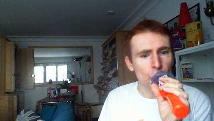 Wiwi égratigne "les mots" de Jil Caplan