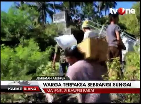 Jembatan Ambruk, Warga Terpaksa Lalui Derasnya Arus Sungai