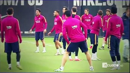 Dani Alves y su particular forma de salir al terreno de juego para entrenar