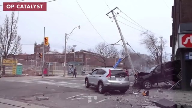 Une voiture finit dans la devanture d'un magasin.. Quel chaos cet accident !