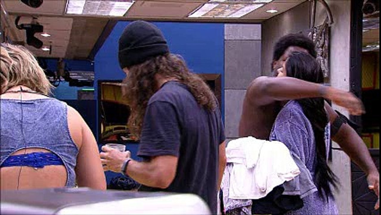BBB 16 | RONAN ABRAÇA A EMPARADA MUNIK | CRIATURA GOSTOSA