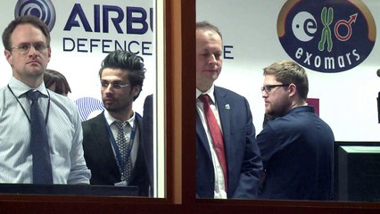 Astronauta testa robô que será enviado a Marte