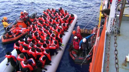 Des hommes à la mer