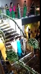 Estudante carrega enxada para homenagear os pais em festa de formatura