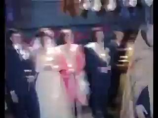 Popa care vorbeste la telefon in timpul slujbei