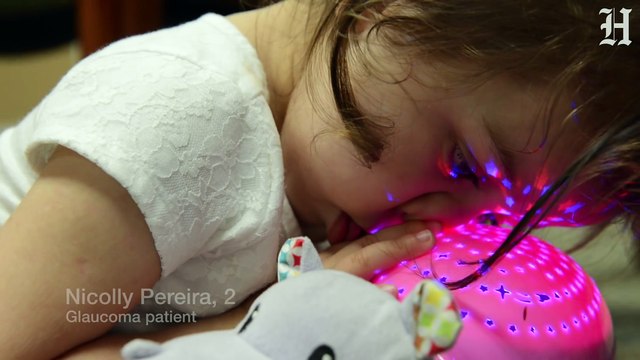 Née aveugle, elle voit sa maman pour la première fois de sa vie et sa réaction nous fait monter les larmes aux yeux.