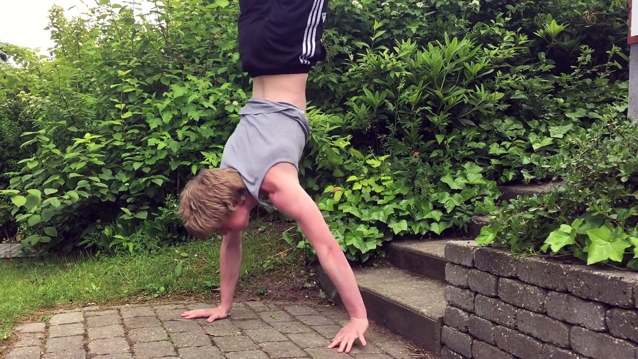 How to Do the Headstand in ONLY 6 Weeks! (Step by Step Guide)