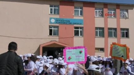 Tatvan'da Minikler Çöp Toplayıp, Çevre Temizliğine Dikkat Çekti