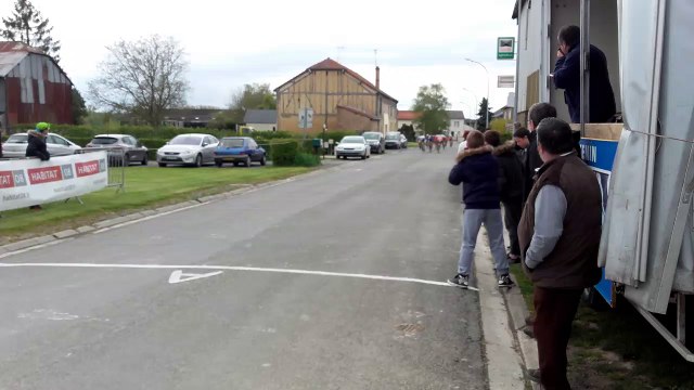 Arrivée du peloton cadets prix des 4 Communes