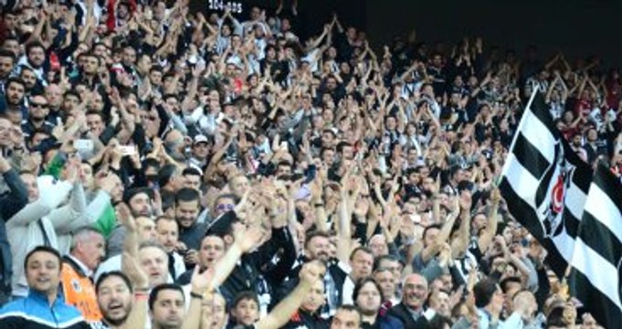 Beşiktaşlı Taraftarlar 'Türkiye Laiktir, Laik Kalacak' Sloganı Attı