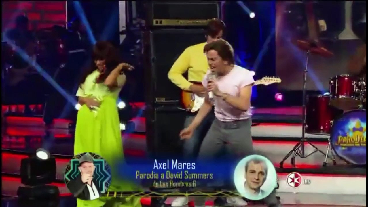 Axel Mares parodiando a David Summers de Hombres G en Duelo de Parodiando noches de Traje