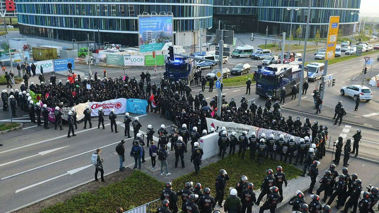 Proteste begleiten Parteitag der AfD in Stuttgart