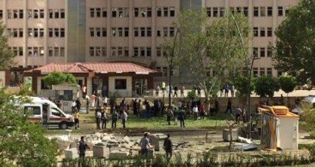 下载视频: Gaziantep Emniyet Müdürlüğü Önünde Patlama! 1 Polis Şehit, 13 Yaralı