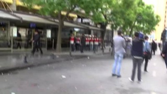 İzinsiz Gösteri Yapmak İsteyen Gruba Polis Müdehale Etti