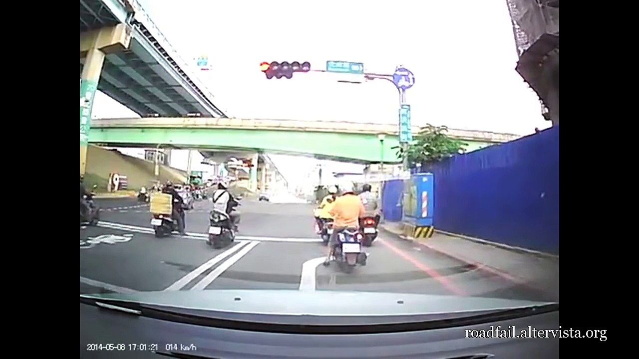 Driving in Asia - Car Accidents Compilation 2014 (5)