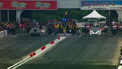 Une voiture de course décolle et sort de piste en plein démarrage !