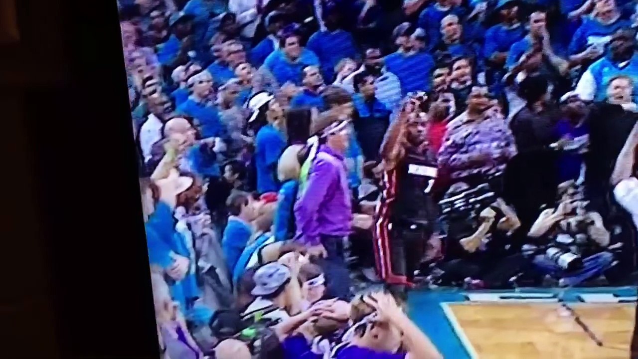 Un supporter complètement fou hurle sur le terrain de basketball contre Dwayne Wade