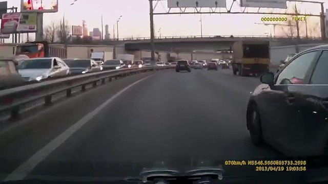 Закусились языками на ходу разборка на дороге