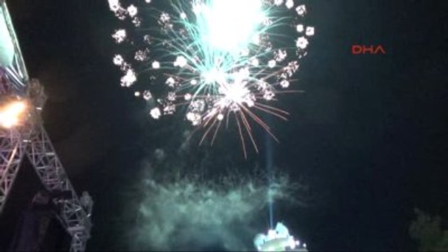 Kumluca Serdar Ortaç Padişah Kıyafeti Giyip, Domates ve Biberden Yapılma Taç Taktı