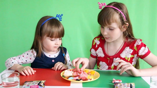 Пробуем много конфет, желейки, черви, зубы, яйца. A lot of Candy. Children eat worms, teeth, eggs.