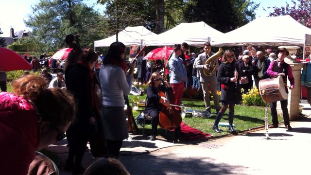 Pique-nique et animations au jardin pendant Jazz