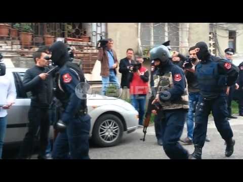 4 hajdutë hynë për të grabitur banesën e një biznesmeni, i ikën policisë