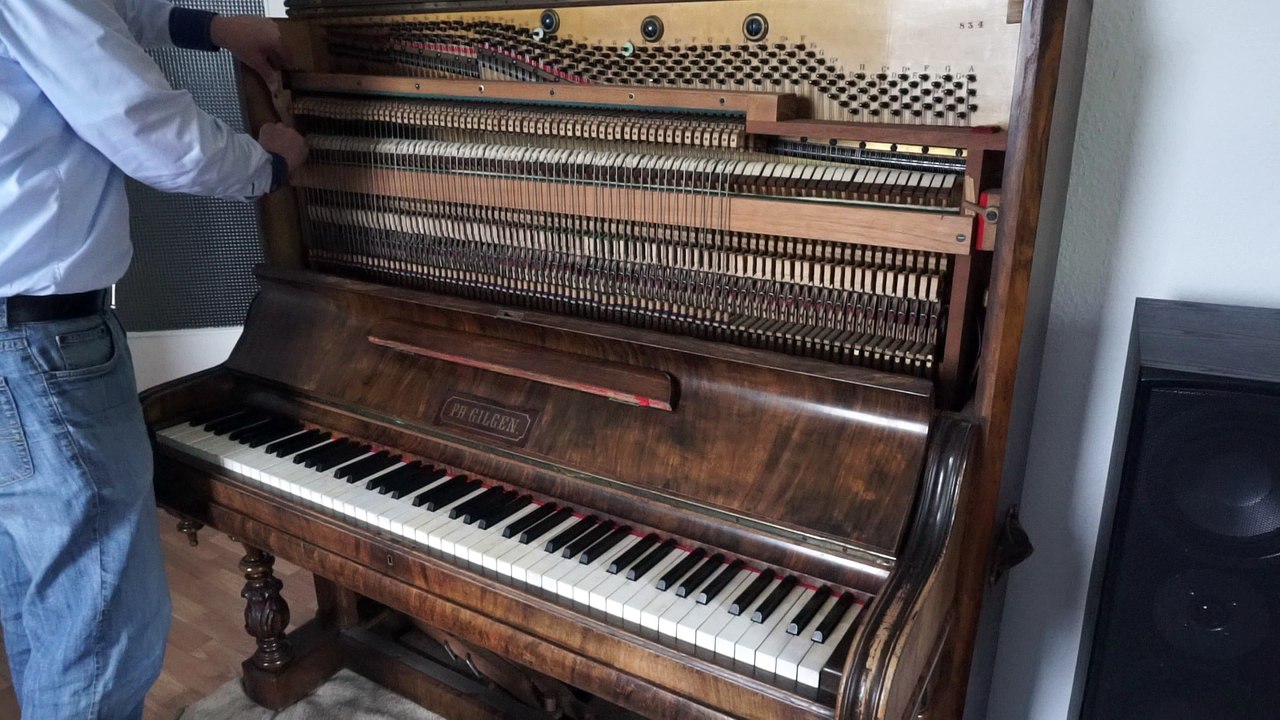 Klavierstimmer spielt einen Oberdämpfer ohne Nachklang