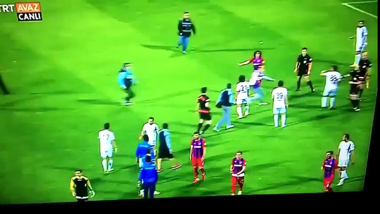 Referee in Turkey attacked once again, but the pitch invader receives a kick from a footballer