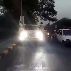 Imran Khan Drives his Car without any Protocol on Mall Road - Video!