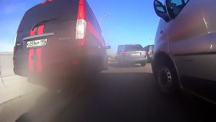 Ce motard se tape une remontée de malade dans les bouchons. Dangereux à cette vitesse