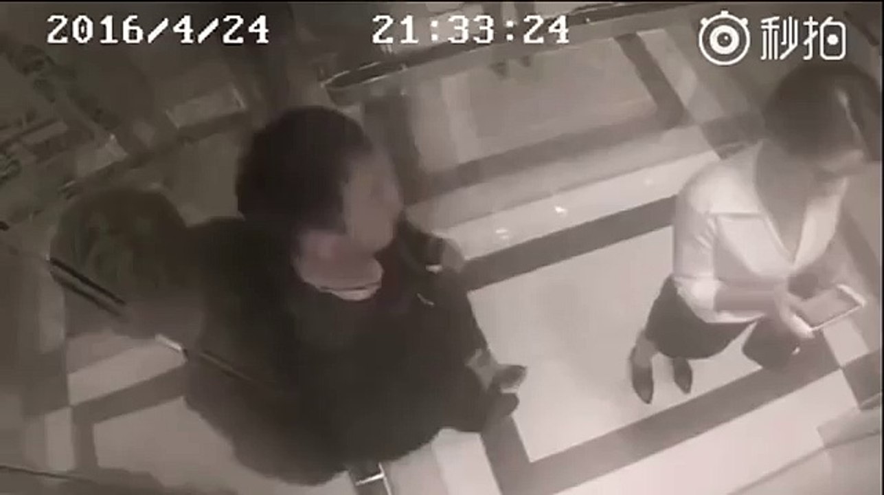 Cette caméra filme un homme qui harcèle une femme dans un ascenseur, mais regardez bien ce qui se passe à 0:21 !