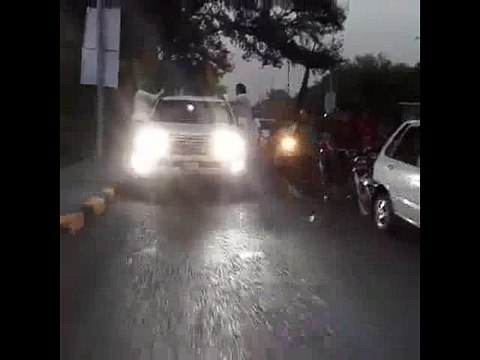 Imran Khan Drives his Car without any Protocol on Mall Road Lahore today - Despite Life Threats there is no Protocol!