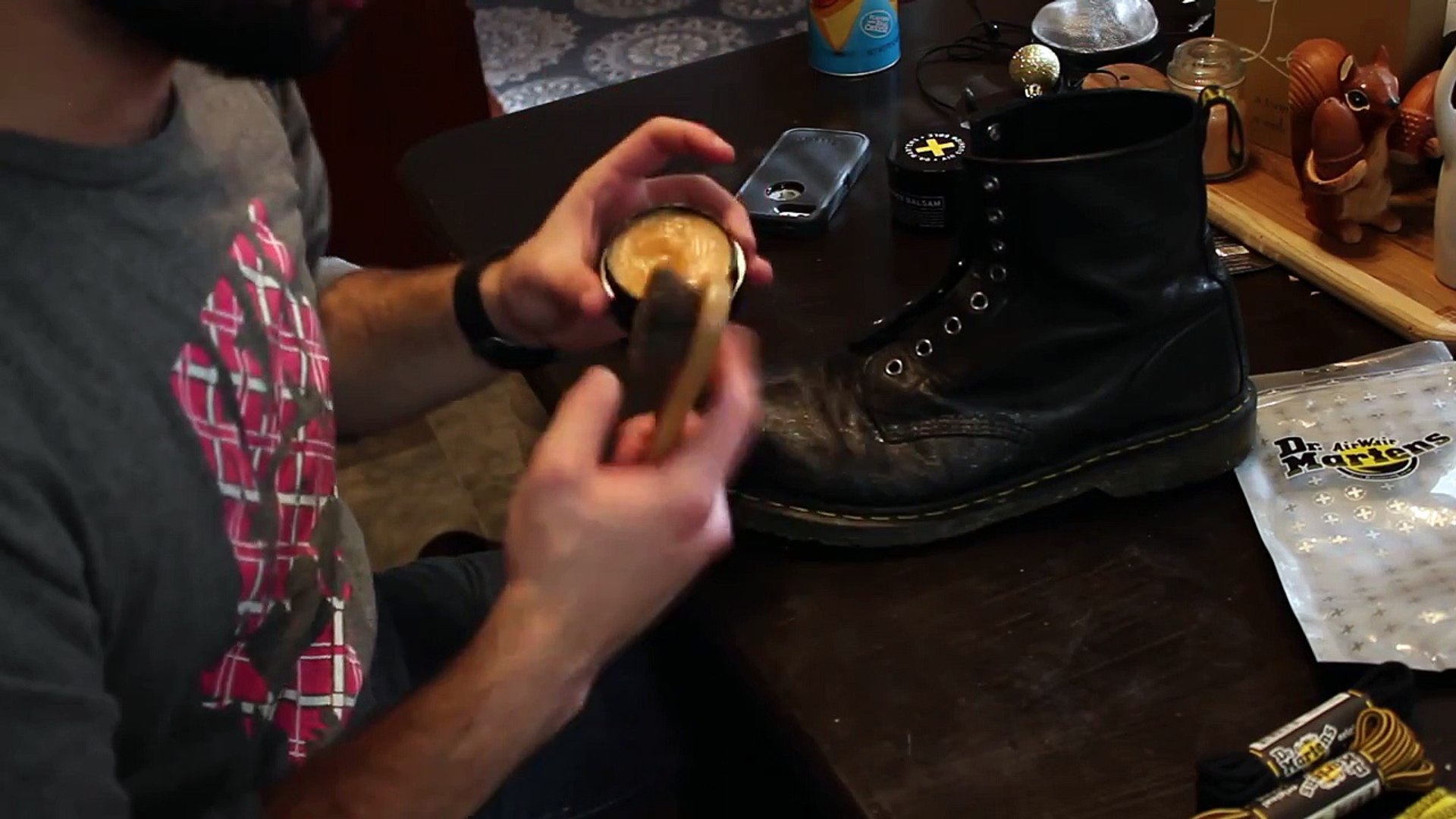 How to Polish Boots With the Doc Martens Shoe Care Kit - video Dailymotion