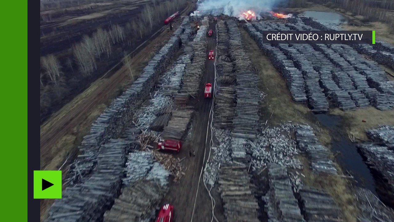 Les pompiers combattent le feu qui engloutit un dépôt de bois en Russie (images aériennes)