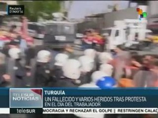 Policía turca reprime marcha de trabajadores y mata a uno