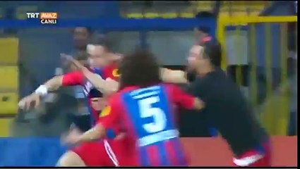 Karabük-Elazığspor maçında olay. Taraftar sahada Wellington Tom Özkalfa ve kendini böyle korudu.